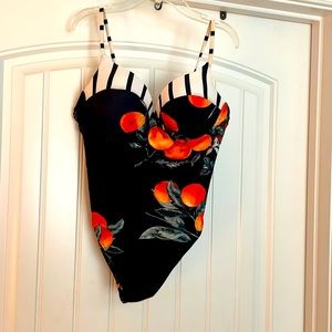 Beautiful one piece, very flattering 👙🍊